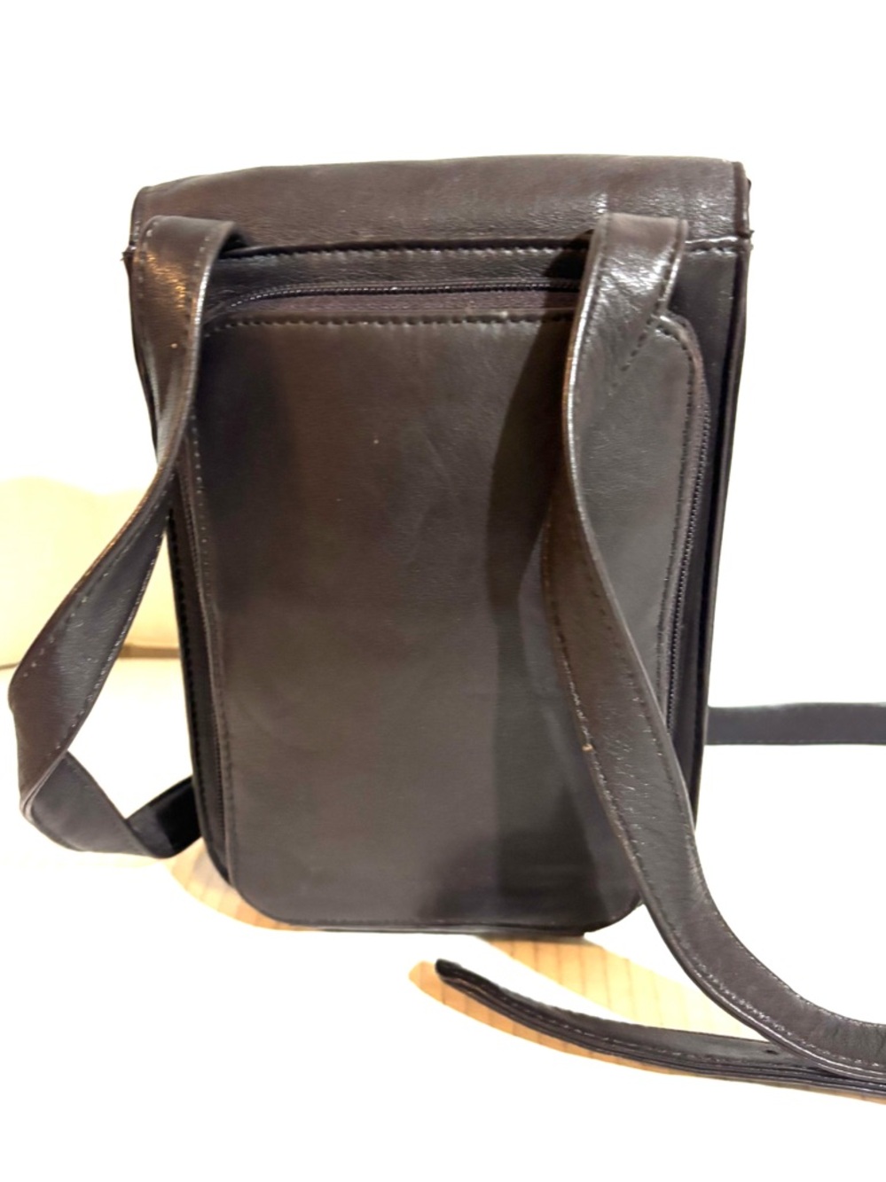 Enzo Angiolini vintage unisex Black Leather Crossbody with Front Lock - Picture 2 of 8